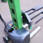 Apilador autocargable totalmente eléctrico de 700 a 1500 kg miniatura 3