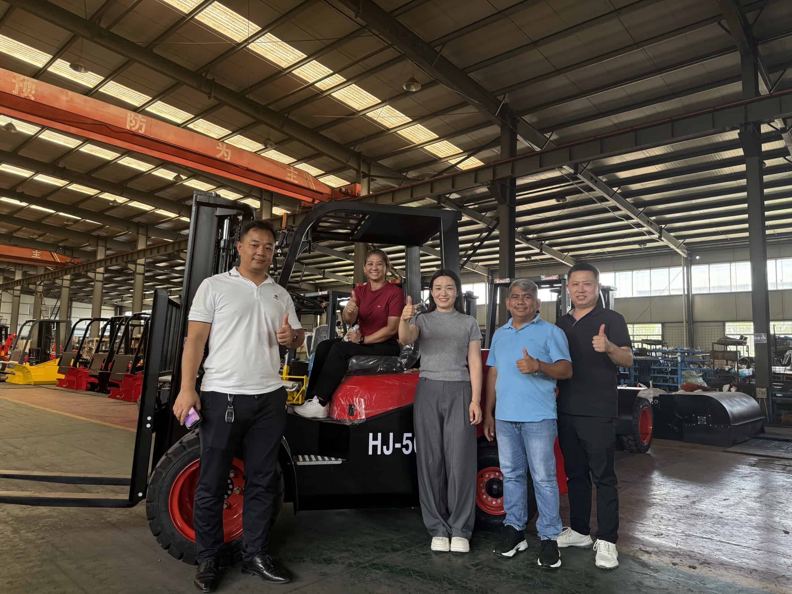 El equipo de Anxing atiende a los clientes junto a los equipos de manejo de materiales