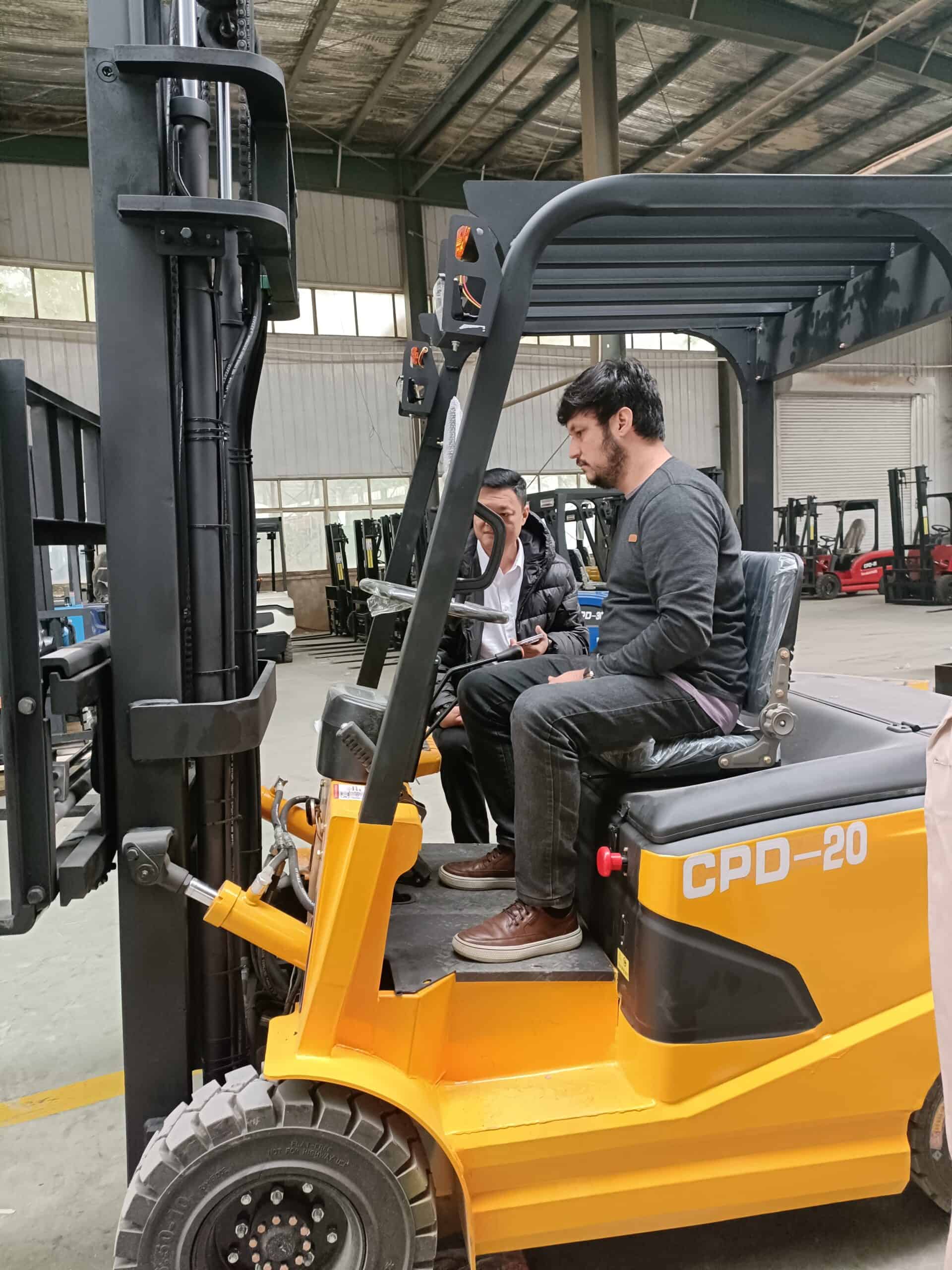 Clientes de Anxing observan maquinaria compacta durante una visita a las instalaciones